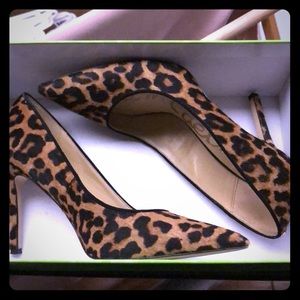 Size 6.5 Sam Edelman leopard skin pumps.
